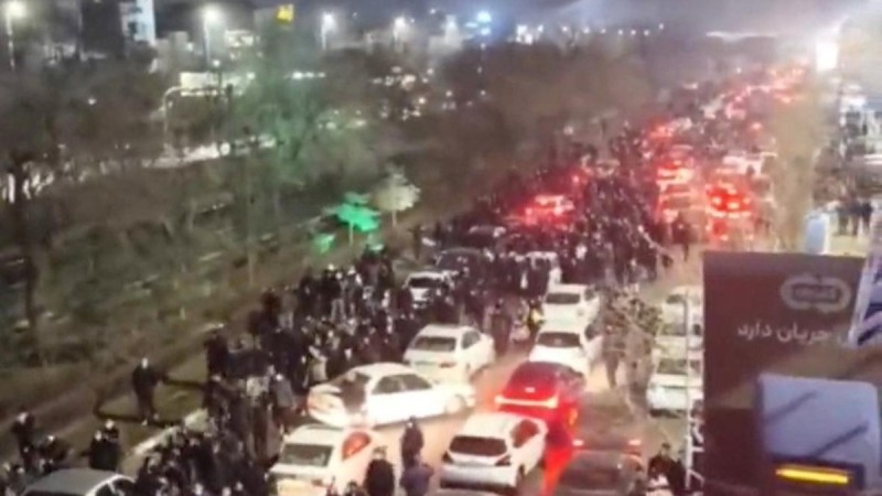 Тегеран түнде дүр сілкінді: байланыс бұғатталып, көшеге он мыңдаған адам шықты