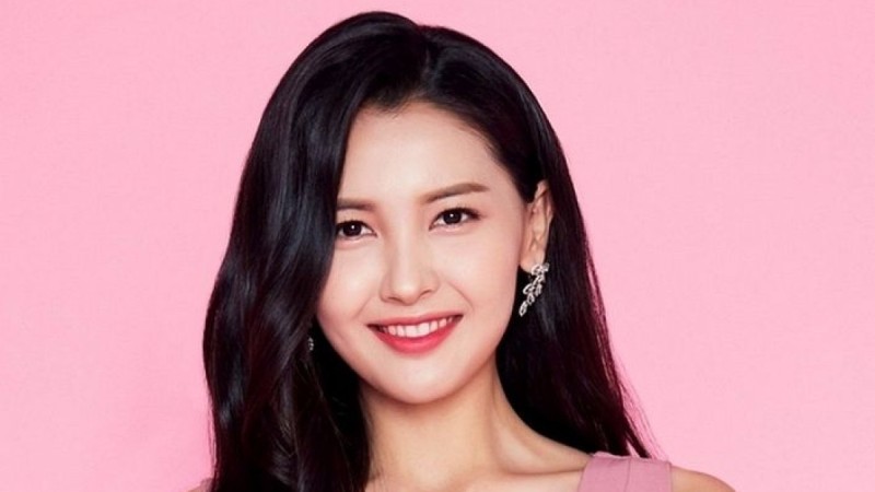 Танымал әнші Айдана Меденова да хиджабын шешті