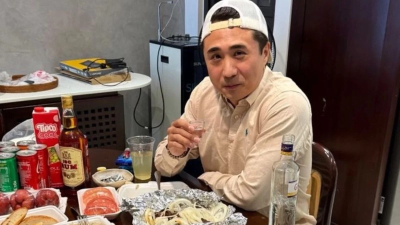 “Бәрі жақсы”: Қаржы мониторингі іздеу салған блогер шетелде ішімдік ішіп отырған фотосын жариялады