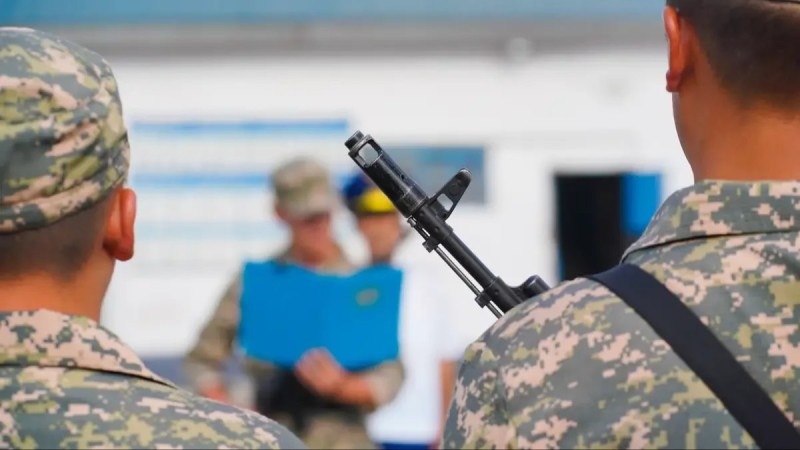 «Үш саусақ шабылған»: Әскери борышын өтеуге барған сарбаз ауыр жарақат алды