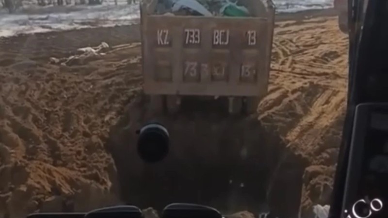 «Осы үшін мені жұмыстан шығарады»: жұмысшы құрылыс қоқыстардың заңсыз жерге көміліп жатқанын айтты