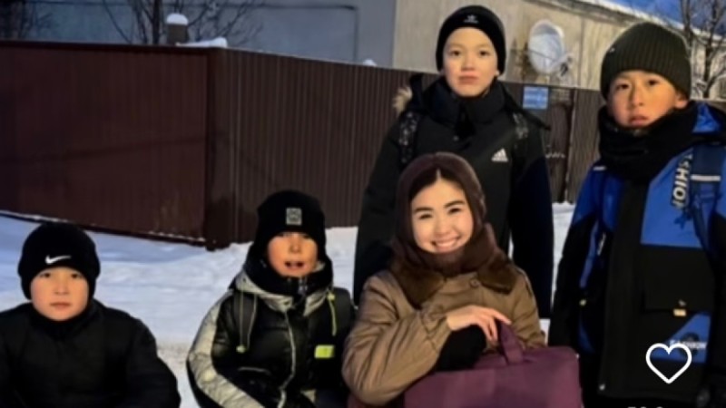 Ұстазын шанамен үйіне шығарып салған оқушылар желі жұлдызына айналды (ВИДЕО)