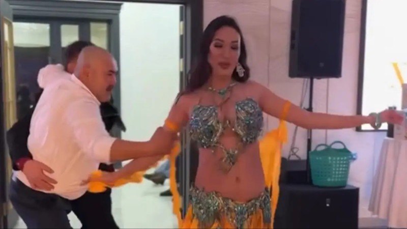 Тойда шығыс биін билеп тұрған биші қызды белгісіз ер адам залдан қуып шықты