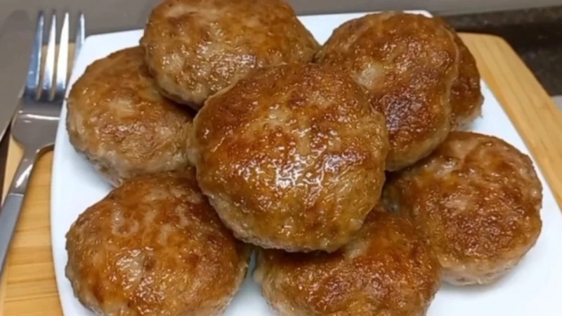 Фаршқа манка қоссаңыз, котлет «құрғақтықтан» құтылады: аспаздардың қарапайым айласы