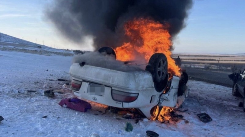 Екі жеңіл көлік бетпе-бет соқтығысып, 5 адам көз жұмды (ВИДЕО)