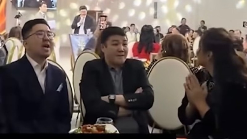 Тұрсынбек Қабатовтың тойда екінші әйелімен жүрген видеосы қызу талқыға түсуде (ВИДЕО)