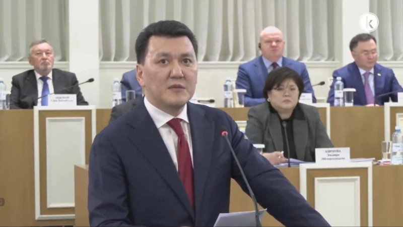 Мемлекеттік тіл біреу: Ерлан Қарин жаңа Конституцияның 9-бабы туралы