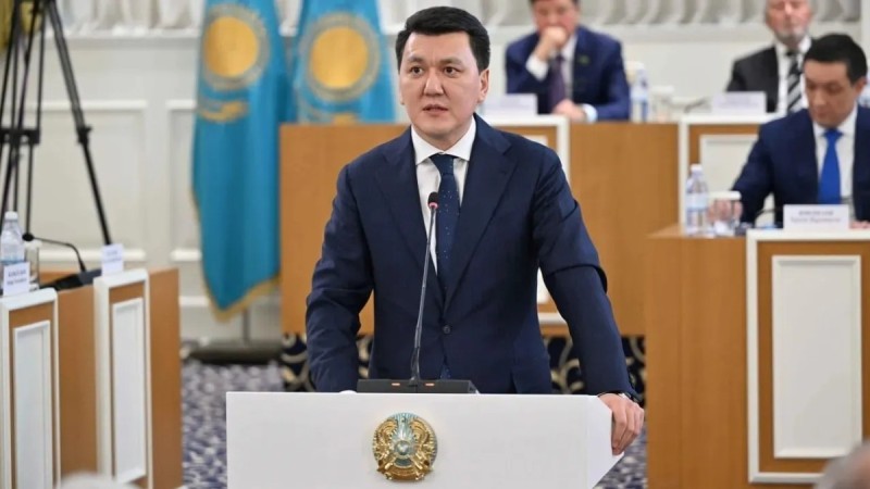 "Мемлекеттік тіл біреу": Қарин қазақ тілінің мәртебесі туралы мәлімдеме жасады