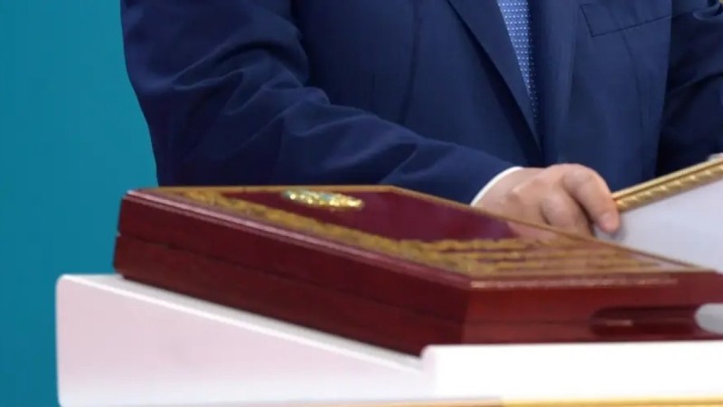 "Бұрынғы президенттің отбасы мүшелері билікке қайтып келуі мүмкін": депутат жаңа Конституциядағы бапты түсіндірді