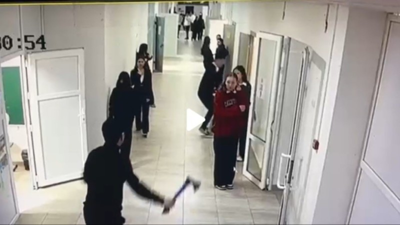 Құлсарыда мектепте балта ұстап жүгірген оқушы екі сыныптасын жаралады