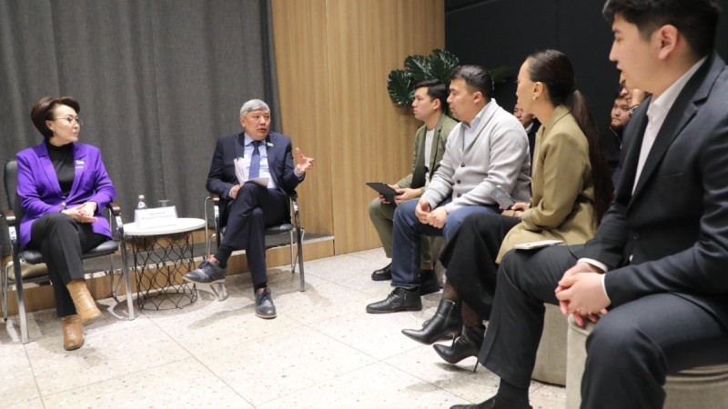 Алматы жастары жаңа Конституция жобасына қолдау білдірді