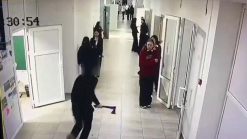 “Балам ауру емес. Сау”: Мектептегі сыныптастарына балтамен шабуыл жасаған баланың анасы жанайқайын жеткізді