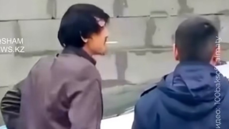 “Есірткі іздеп жүр”: Әлеуметтік желіде Ерболат Құдайбергенге ұқсайтын бейтаныс жігіттің видеосы тарады (ВИДЕО)