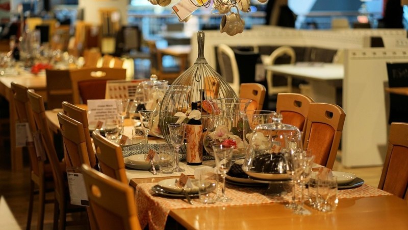 "Шақырылмаған қонақтар": Алматыда бөтен адамдар ұзату тойына кіріп, ішіп-жеп, билеп кеткен (ФОТО)