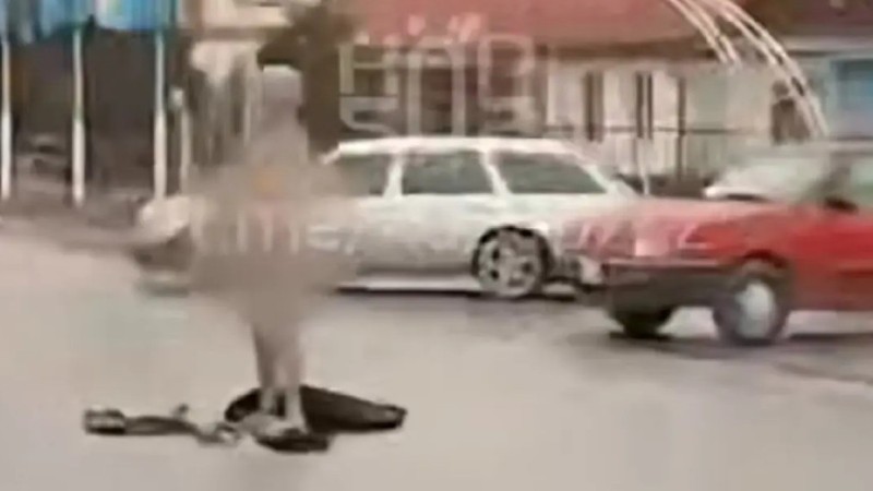 Қордайда ішіп алған ер адам көшенің қақ ортасында тыр жалаңаш жүрді (ВИДЕО)