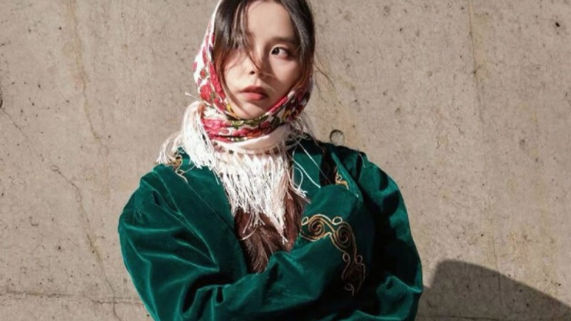 Қырғызстандық модель Сеулдегі көрсетілімге атасы мен әжесінің киімдерін киіп шықты