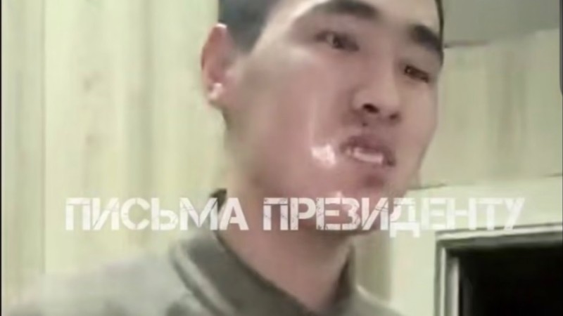 “Жағымнан темірмен ұрды”: Отарда сарбаздың жағын сындырып, оны пәтерде жасырып ұстаған (ВИДЕО)