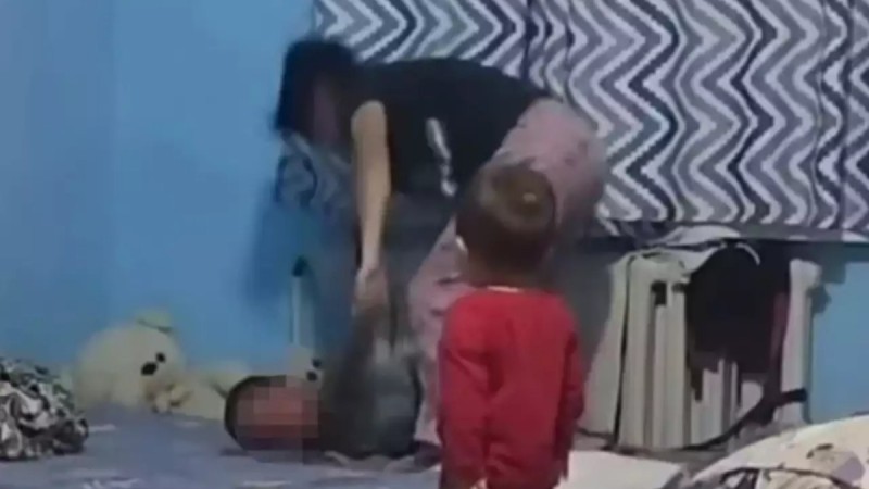 Жетісу облысында 4 жасар ұлын батареяға байлап, ұрған әйел жазаланбайтын болды