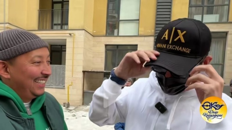«Маскадағы жігіттің кім екені белгілі болды»: Мадияр Серікбай көрермендерге пранк жасады