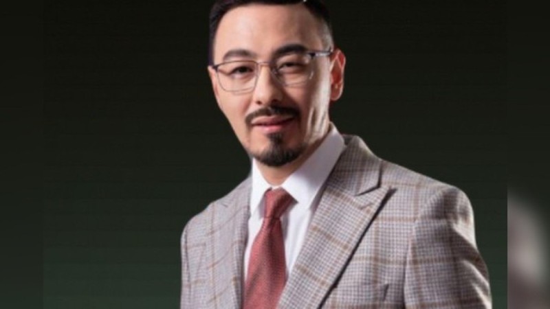 Танымал журналист Руслан Өтепбай қуанышты хабарын елге жеткізді (ВИДЕО)