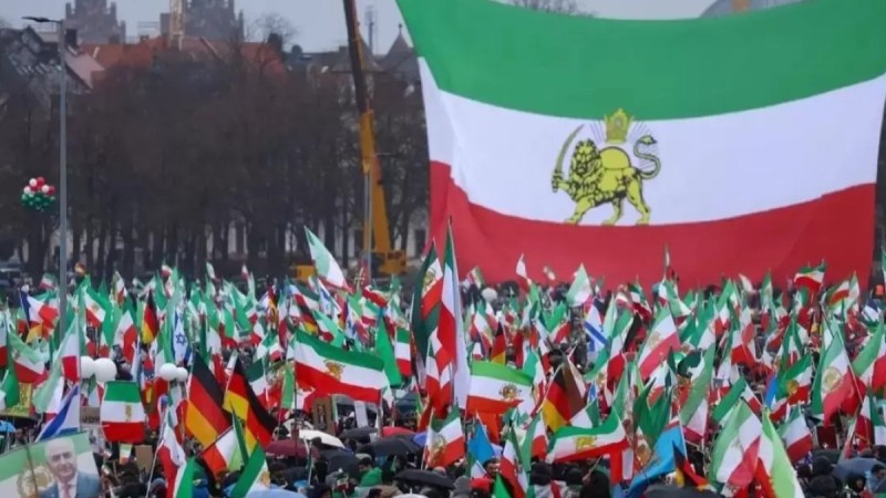 Иран студенттері қайта көшеге шықты