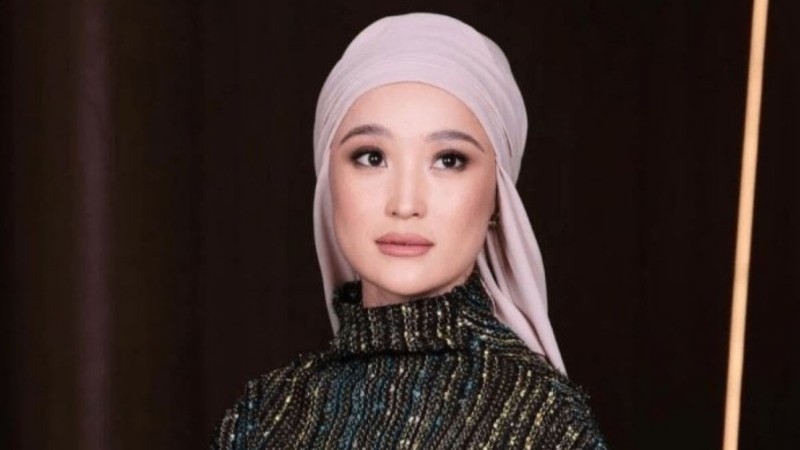 Мөлдір Әуелбекова сахнада ән айтып тұрып, жылап жіберді