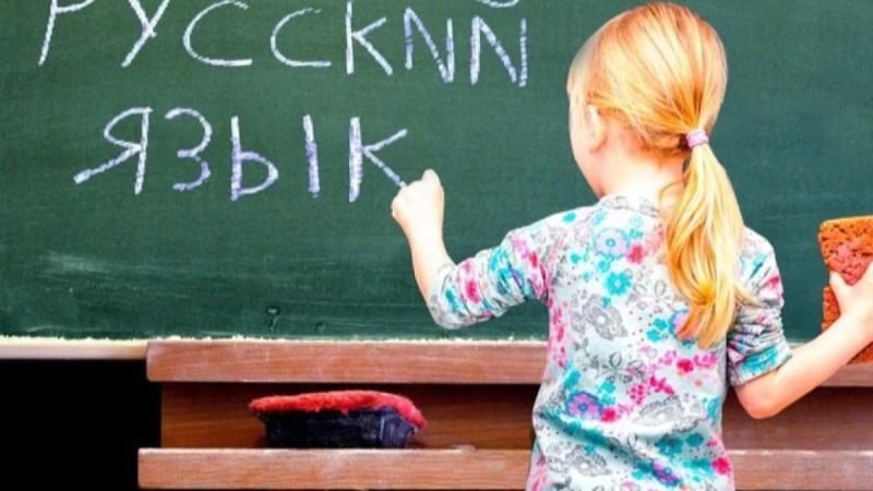 Орыс тілі қазақ тілімен неге «қатар» қолданылады деп өзгертілген: депутат түсініктеме берді