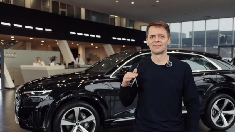 Олимпиада чемпионы Михаилдың әкесіне Audi Q8 автокөлігі сыйға берілді