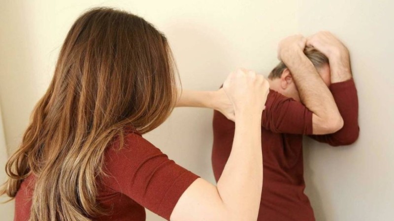 Желіде әйелінен таяқ жеп, еңіреп жылаған ер адамның видеосы тарады