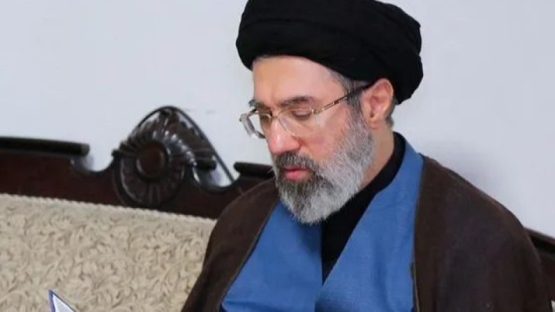 Әли Хаменеидің ұлы Иранның жаңа жоғарғы жетекшісі болып сайланды