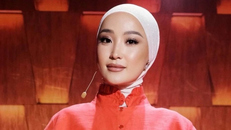 “Бірі келеді, бірі мүлде араласпайды”: Мөлдір Әуелбекова экс-жұбайлары жайлы айтты