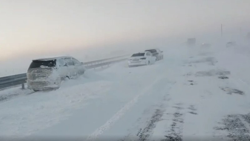 Қарағанды облысында жаппай жол апаты: жүргізушілер көліктерін жол бойына тастап кеткен