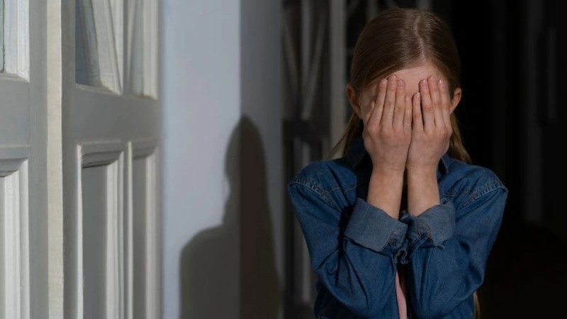 "Өзіне қол салмақ болды": Атырауда әйел қызын интернетте қорқытып, интимдік видео талап еткен ер адамды әшкереледі