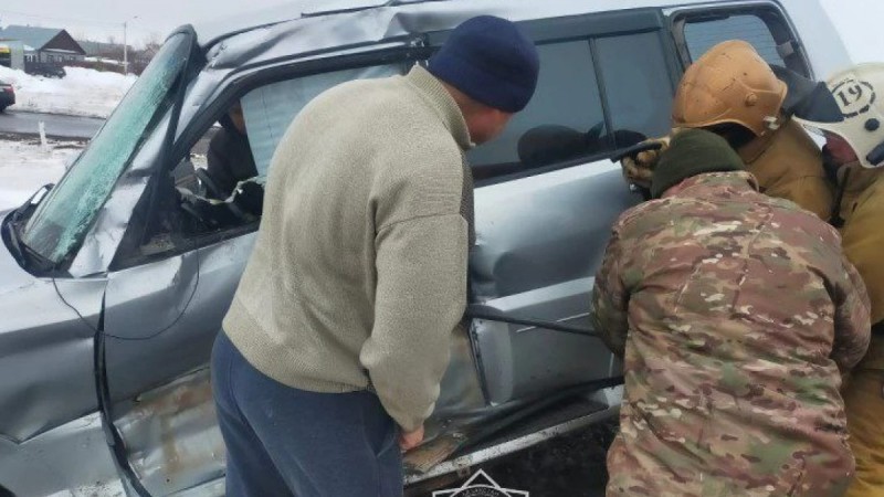 Ақмола облысында құтқарушылар мыжылған көліктен жүргізушіні аман алып шықты