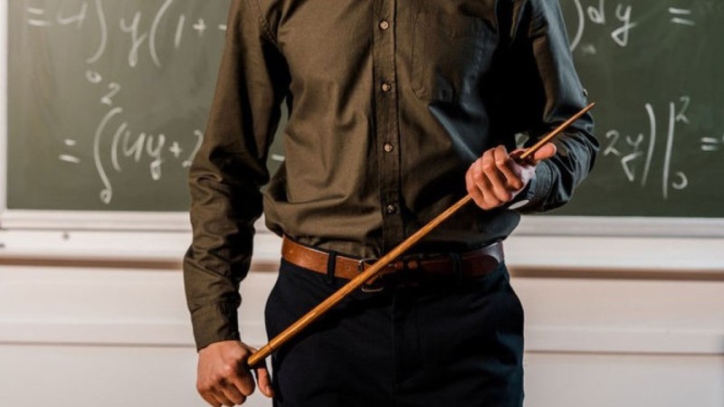 "Құмар ойынға бәс тіккен": Ақтөбелік мұғалім оқушыларының ата-аналарын алдап, ақша алған