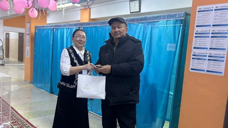 Маңғыстауда референдумға алғашқы болып келгендерге арнайы сыйлықтар үлестірілді