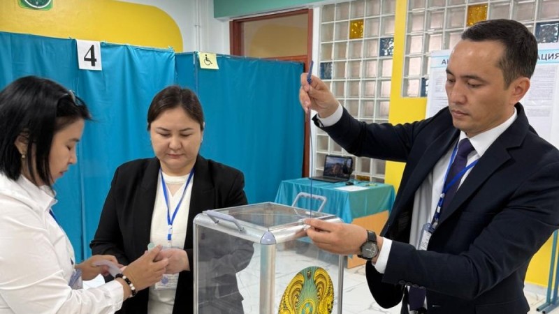 Алматылықтар референдумда таңертеңнен бастап дауыс беруде