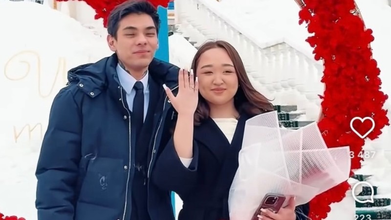 “Референдумнан тұрмысқа”: Дауыс беріп шыққан бойжеткенге жігіті үйленуге ұсыныс жасады