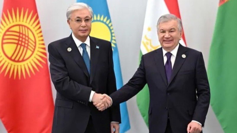 Өзбекстан президенті Тоқаевты референдумның табысты өтуімен құттықтады