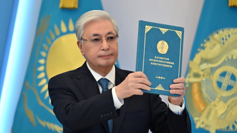 Қасым-Жомарт Тоқаев елдің жаңа Конституциясына қол қойды