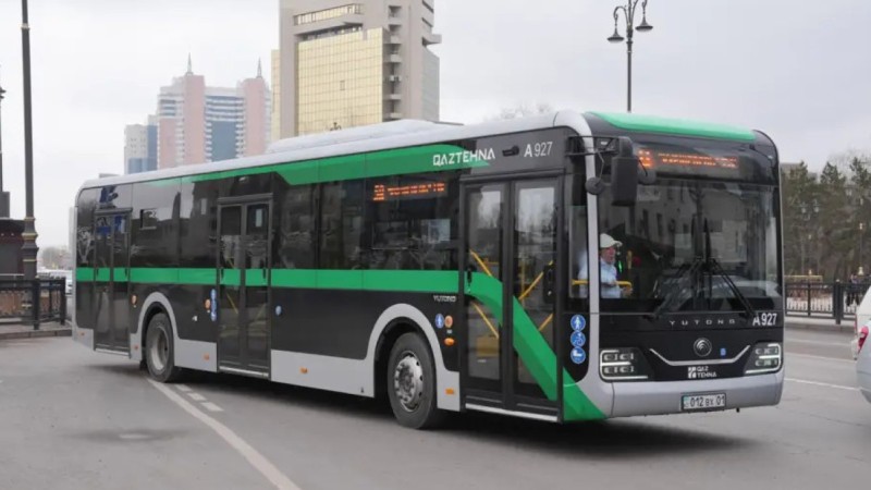 Астанада автобус аялдамаға соғылды: видео