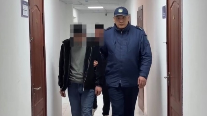 Шымкентте 10-сынып оқушысы көшеде кішкентай баланы аяусыз тепкілеп тастаған