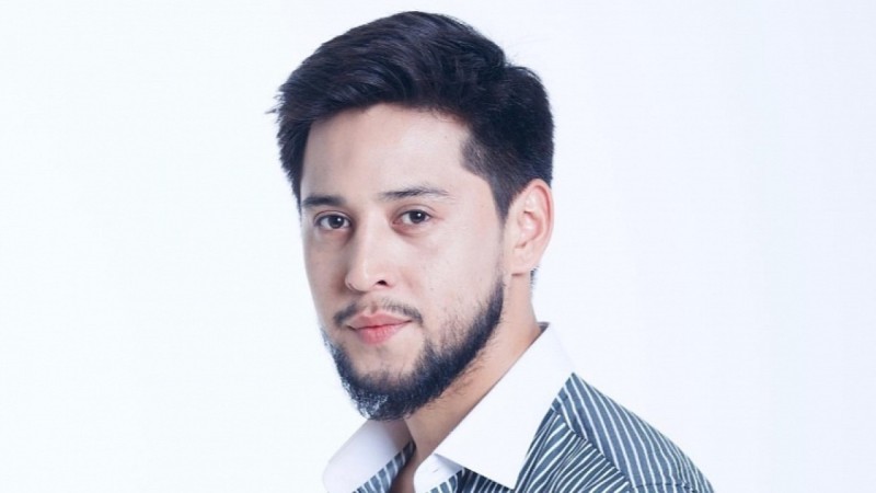 “Боқтағанымды мойындаймын”: Актер Асқар Жұмабековті әріптесі өзіне шабуыл жасады деп айыптады