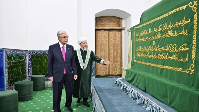 Қасым-Жомарт Тоқаев Түркістандағы Қожа Ахмет Ясауи кесенесіне зиярат етті