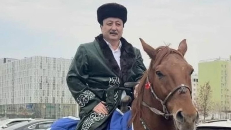 Түркістандықтан Жүрсін Ерман мен Аманжол Әлтайға ат мінгізді