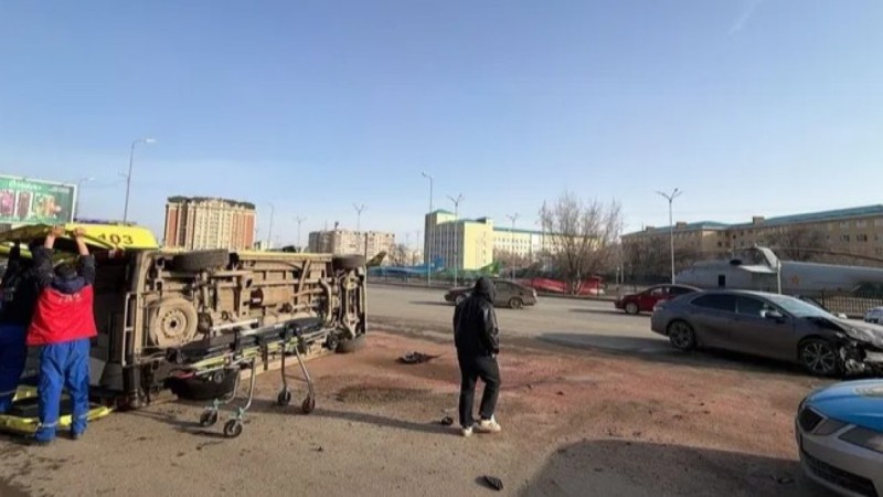 Ақтөбеде ішінде жүкті әйел бар жедел жәрдем көлігі аударылып қалды
