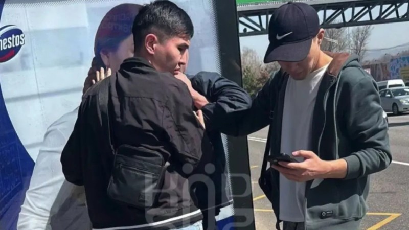 «Сүйіп алмақ болды»: Алматыда автобуста қызға шабуыл жасаған ер адам ұсталды