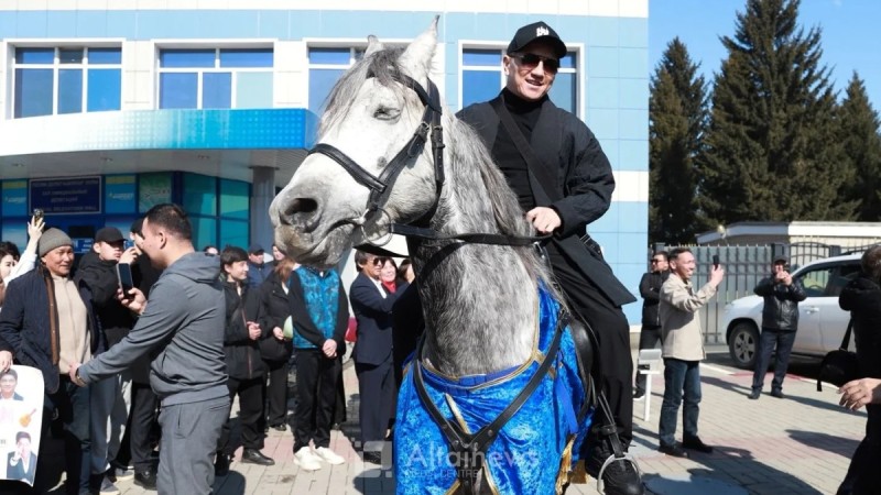 “Осындайда бәрі бергіш”: Шығыс Қазақстан халқы “МузАрт” тобына ат мінгізді