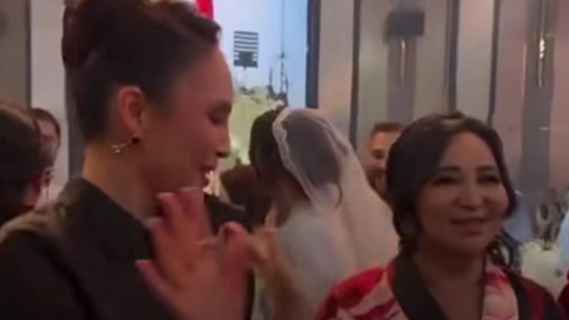 “Жұлдыз құтырып кетті”: ене мен келін тойда бидің түбін түсірді