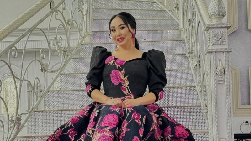 "Ырымшыл халықпыз": Қарақат Әбілдина Мөлдір Мұқанның қызына сыйлық берді